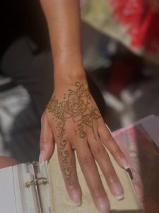 Henna and Hats in the Blue Ridge Mountains at Twin Cities Market Copperhill/ McCaysvilleHenna Artist Jennifer Montgomery of CrazyFaces Face Painting and Body Art Philadelphia-Clearwater_ Tampa Bay- Key West 610.764.0853